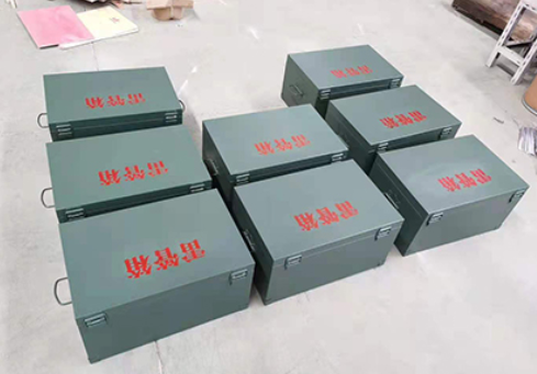 满洲里炸药箱和雷管箱一般是怎么存放的？